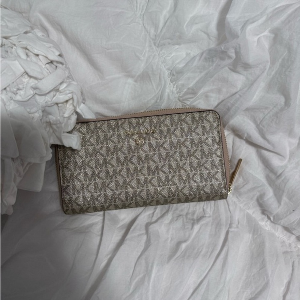 NWT Michael Kors Signature Zip Wallet – Elegant & Luxe Everyday Essential